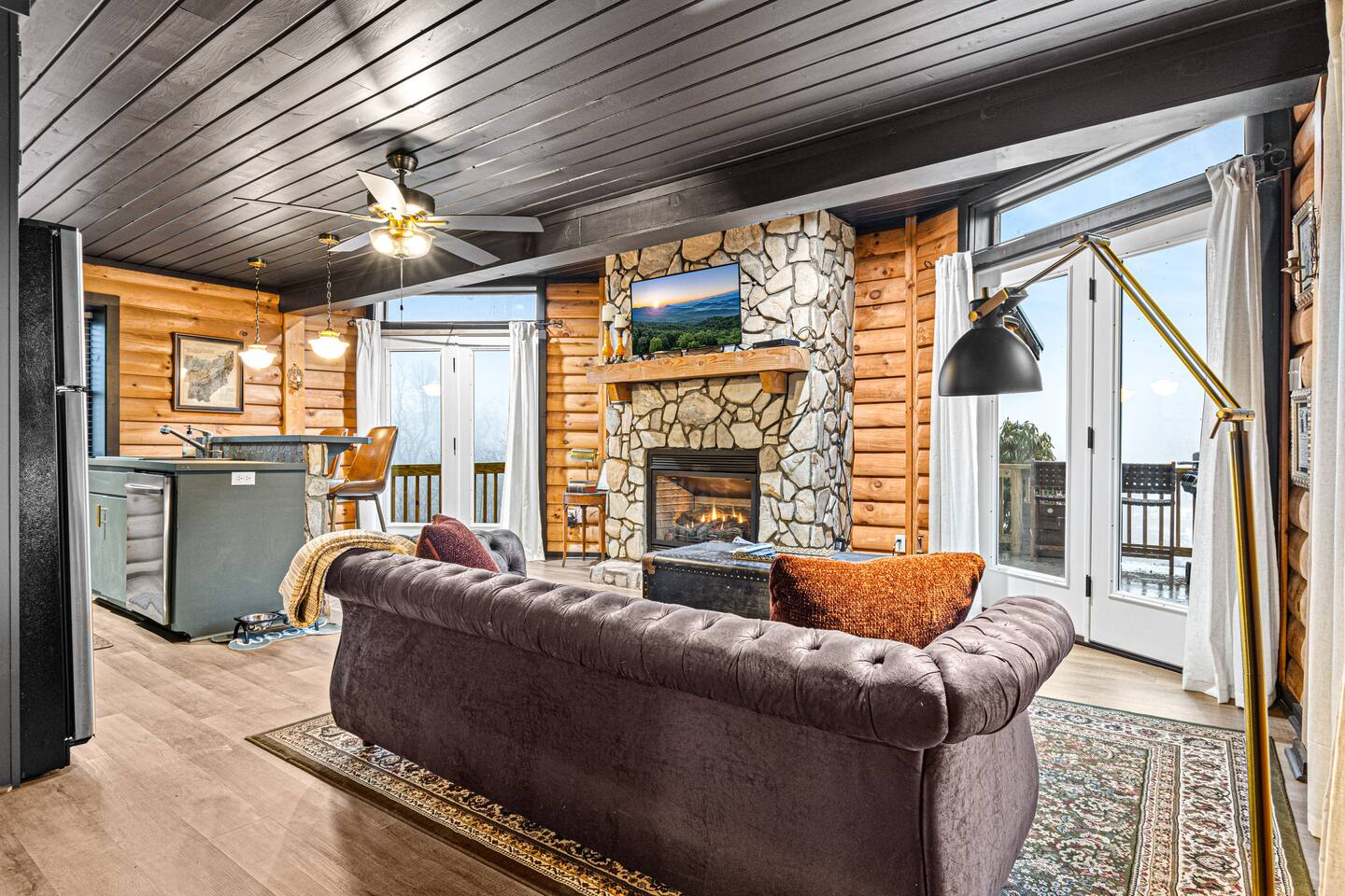 Hot Tub! Mins to Dwntwn! Fireplace! Deck w Grill!