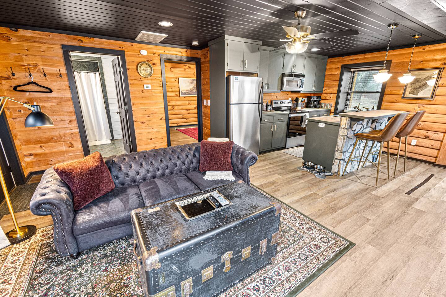 Hot Tub! Mins to Dwntwn! Fireplace! Deck w Grill!
