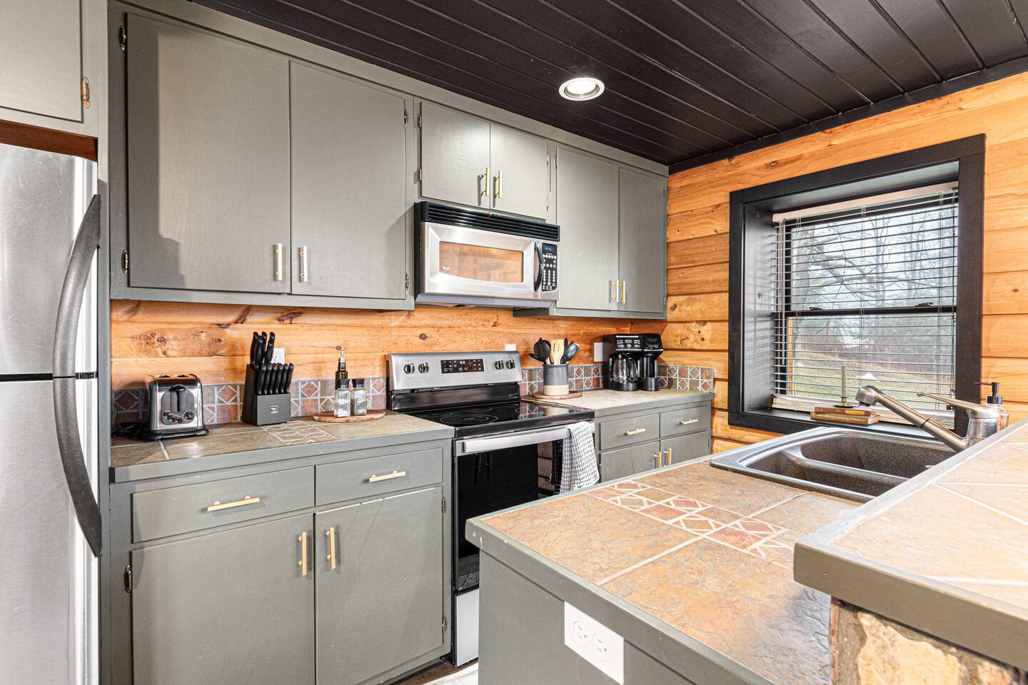 Hot Tub! Mins to Dwntwn! Fireplace! Deck w Grill!