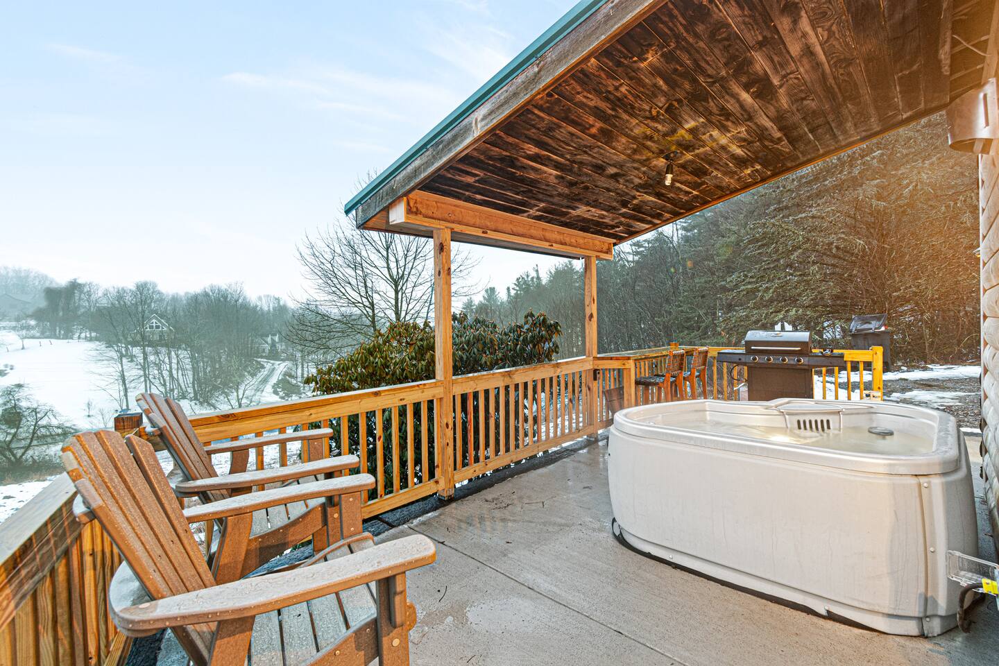 Hot Tub! Mins to Dwntwn! Fireplace! Deck w Grill!
