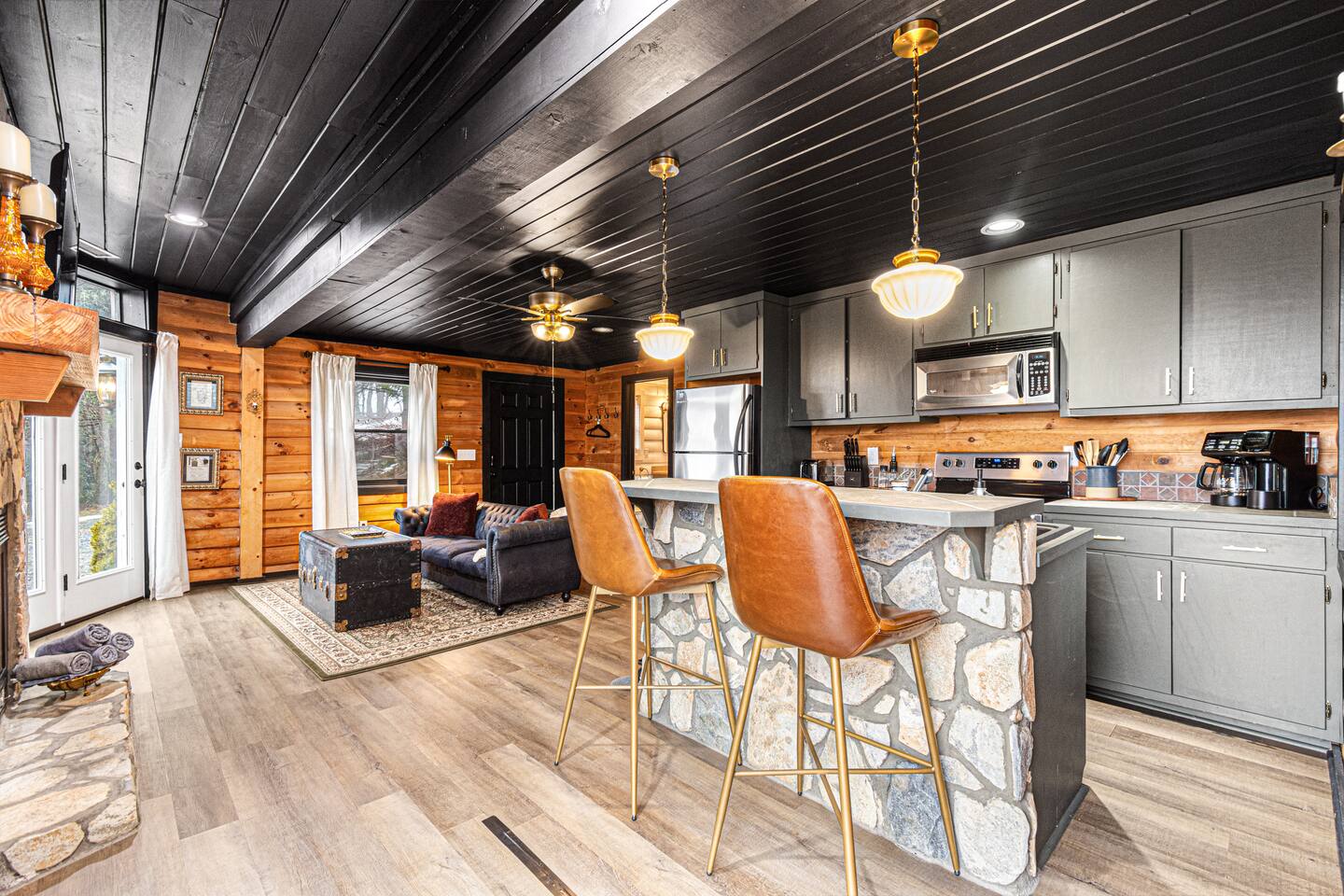 Hot Tub! Mins to Dwntwn! Fireplace! Deck w Grill!