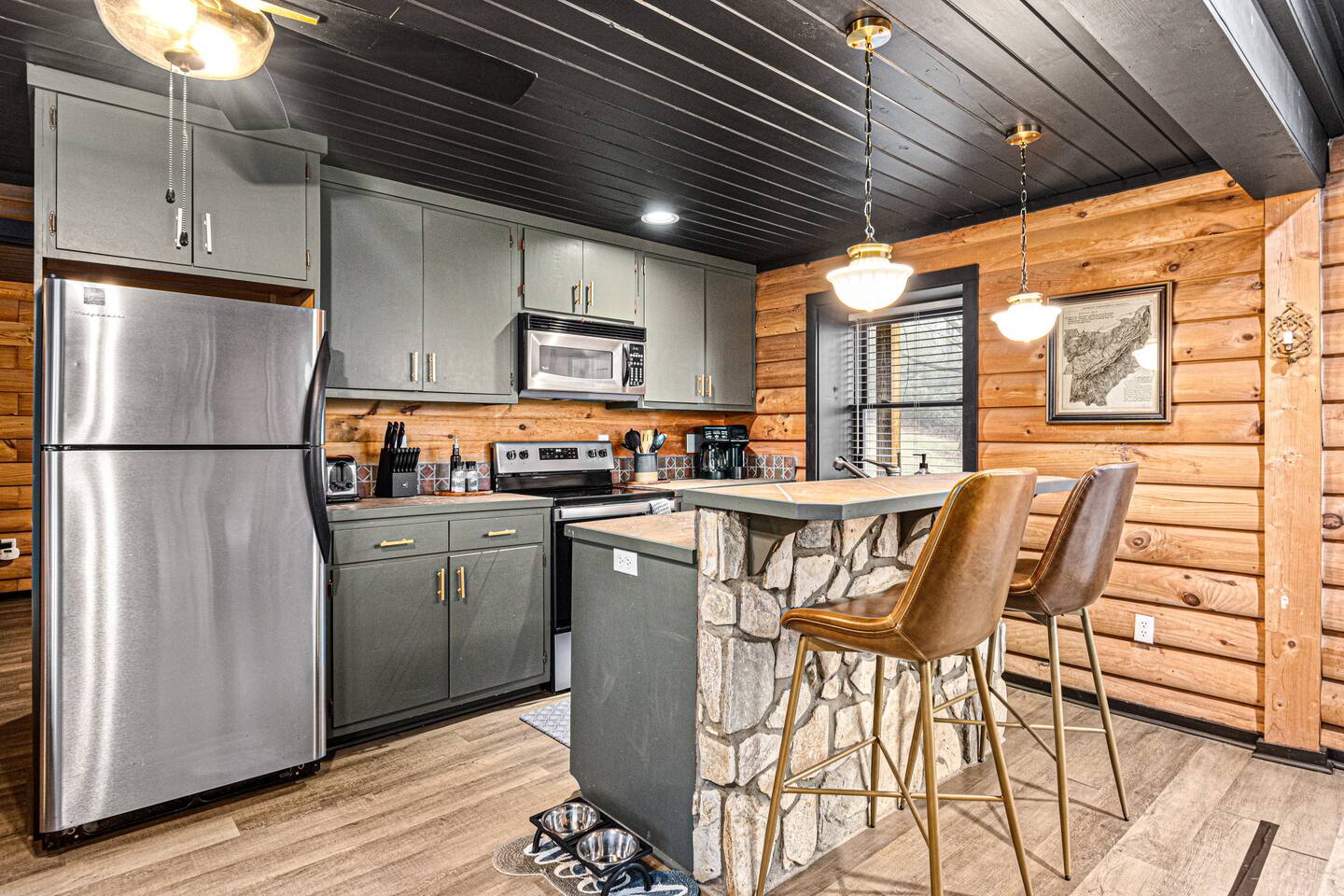 Hot Tub! Mins to Dwntwn! Fireplace! Deck w Grill!