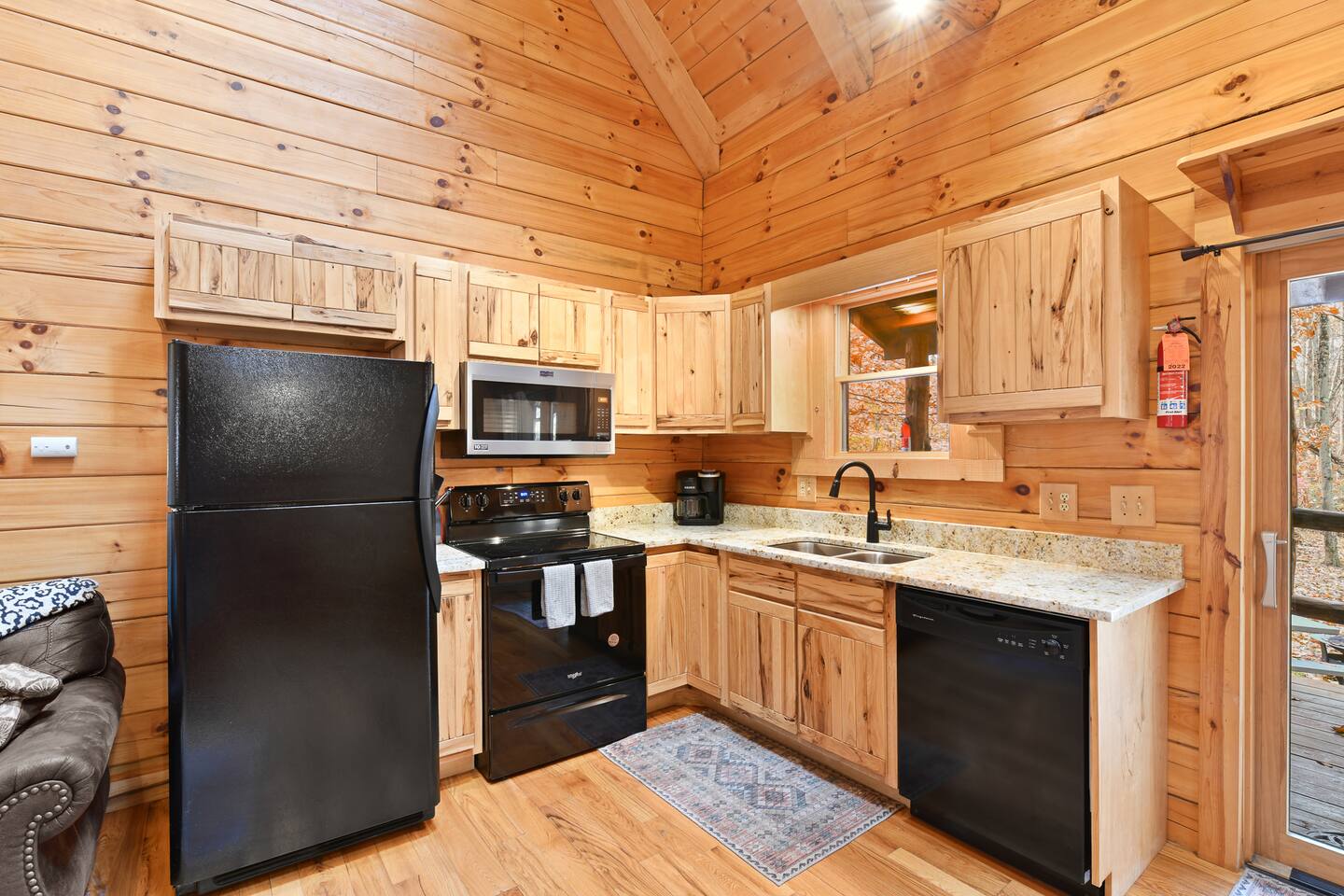 Charming 2Bed Cabin in the HEART of Hocking Hills!