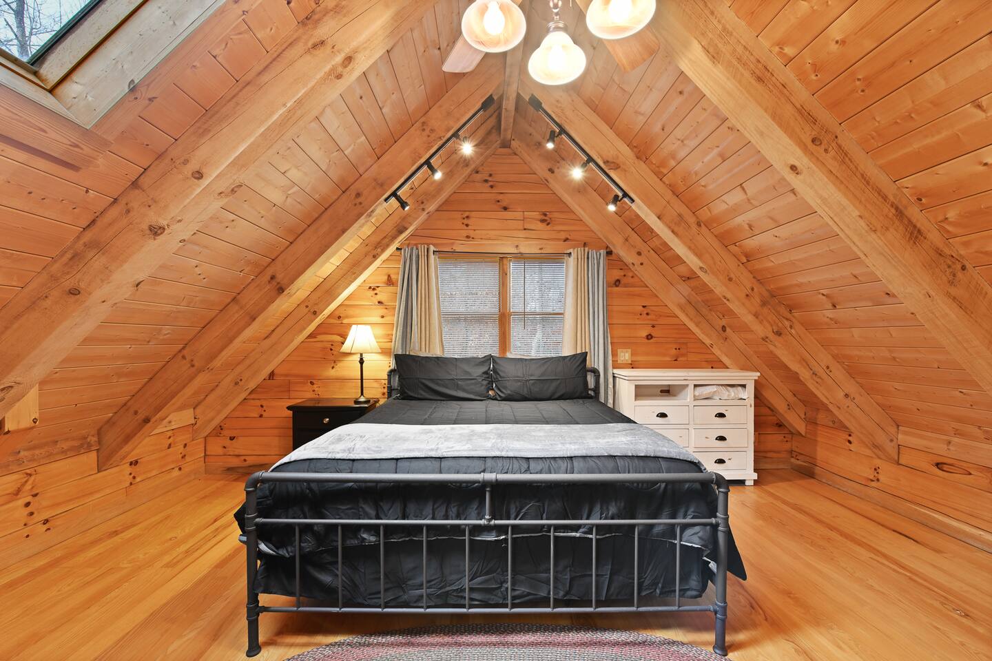 Charming 2Bed Cabin in the HEART of Hocking Hills!