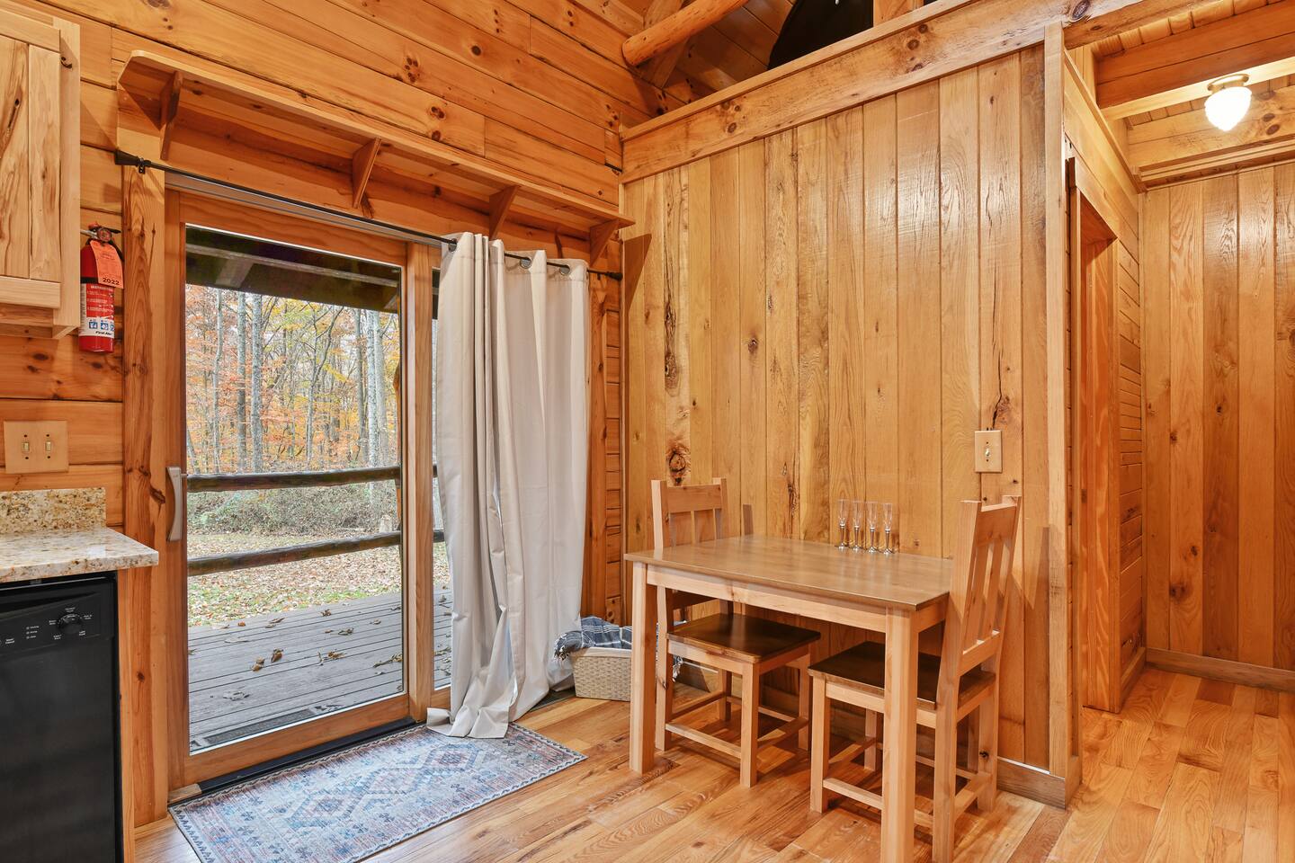 Charming 2Bed Cabin in the HEART of Hocking Hills!