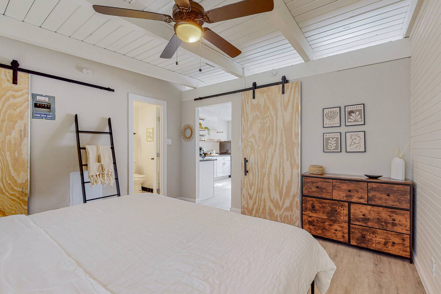 Remodeled Courtyard Apt w/King Bed, In-Unit W&D