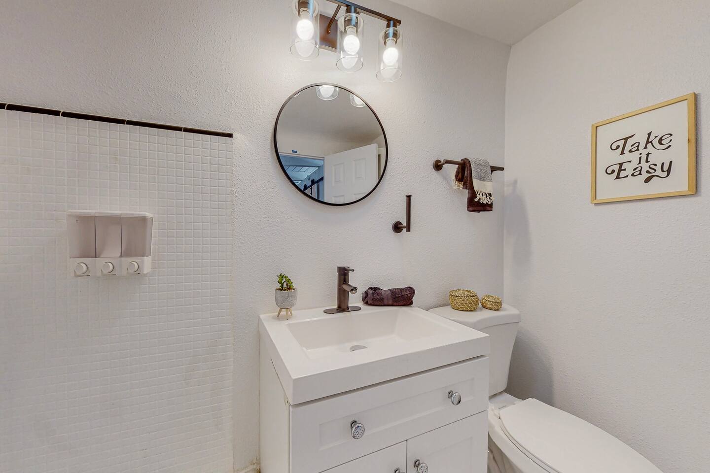 Remodeled Courtyard Apt w/King Bed, In-Unit W&D