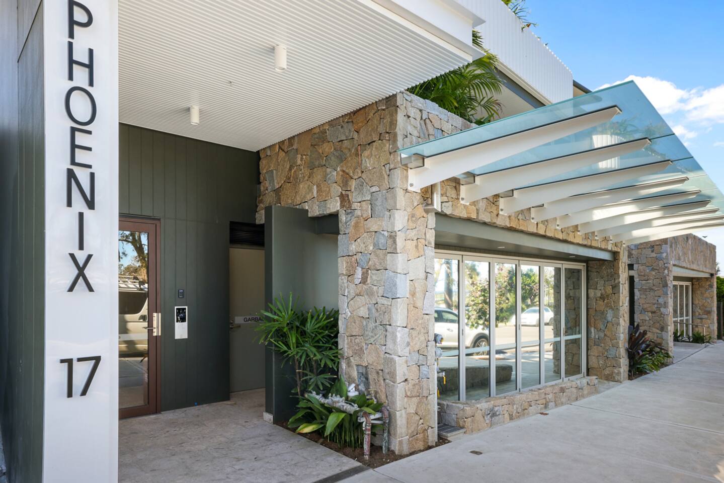 Executive 1 bed opposite Long Reef Golf Course
