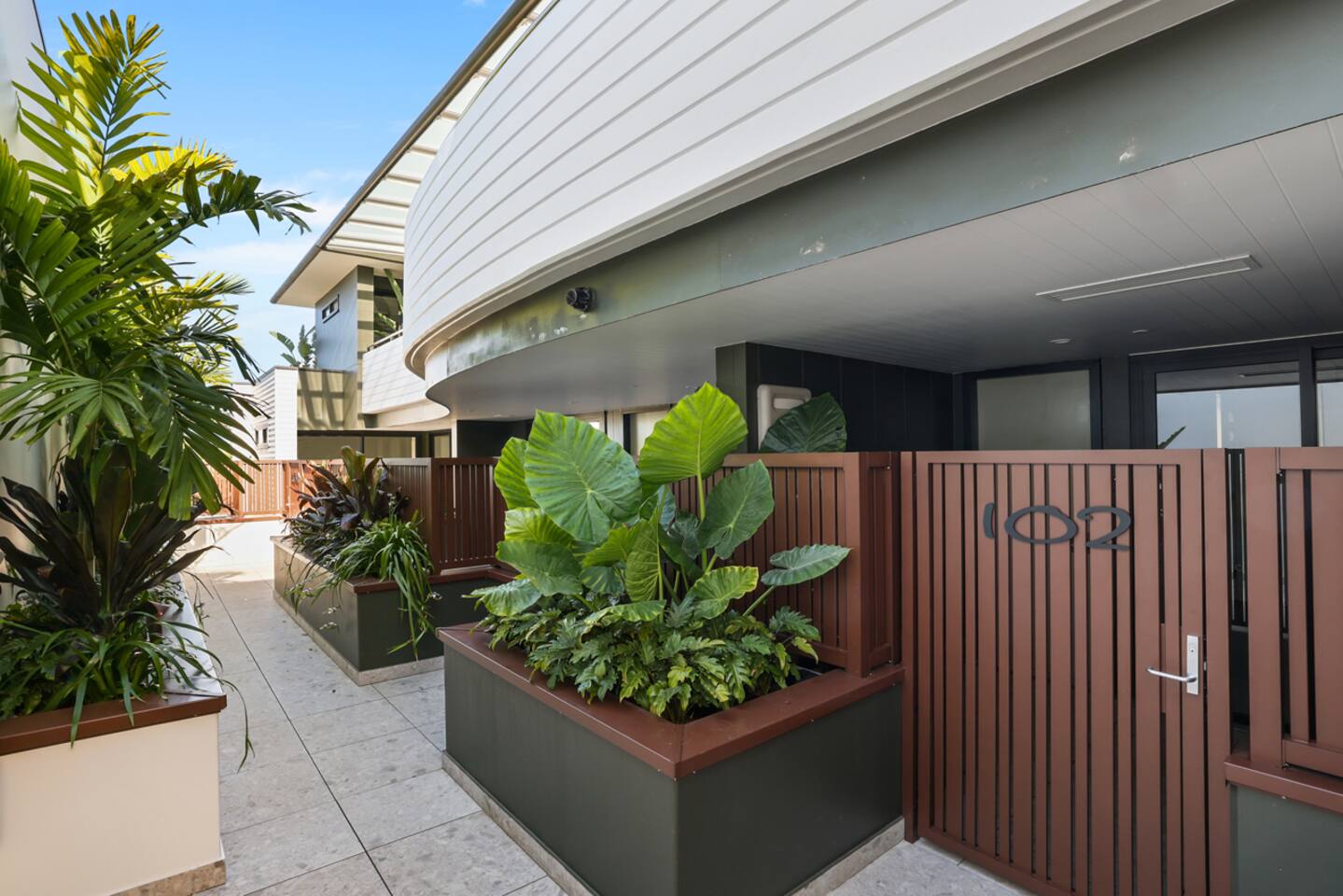 Executive 1 bed opposite Long Reef Golf Course
