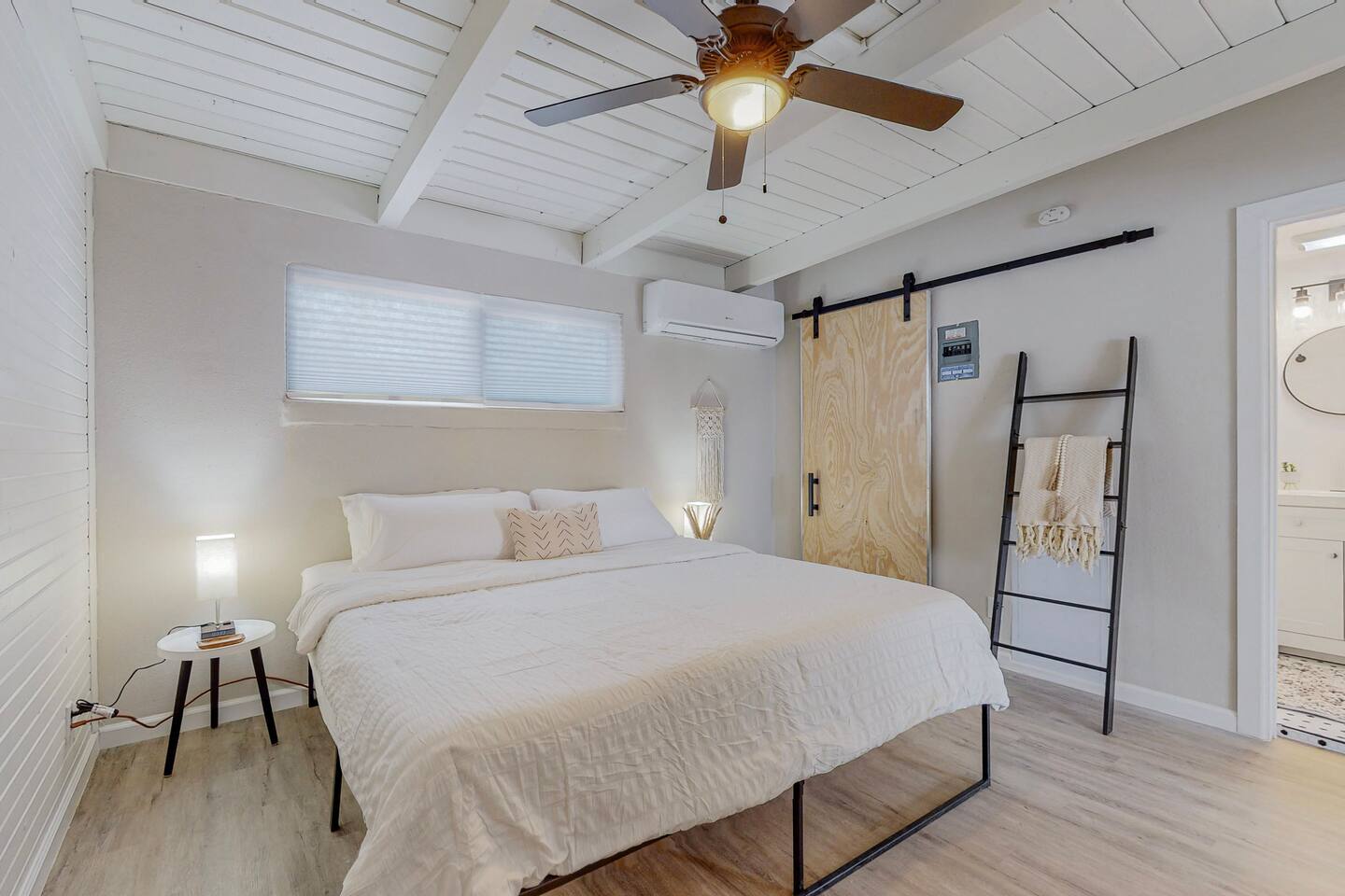 Remodeled Courtyard Apt w/King Bed, In-Unit W&D