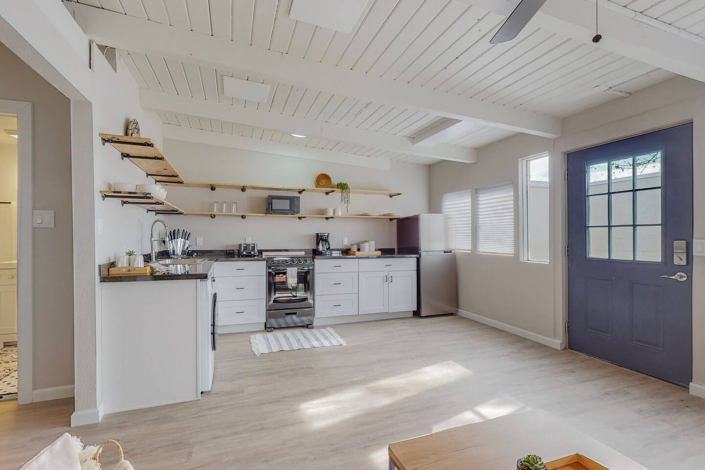 Remodeled Courtyard Apt w/King Bed, In-Unit W&D