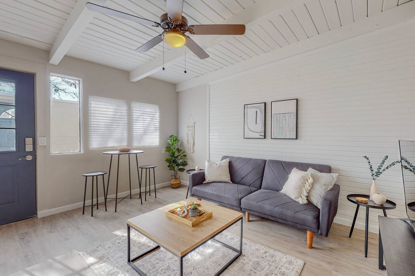 Remodeled Courtyard Apt w/King Bed, In-Unit W&D