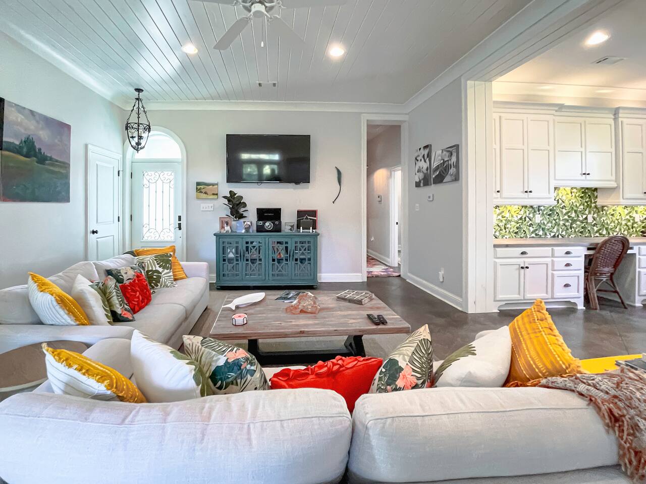 Dog friendly; 5 minute walk to Long Beach Harbor