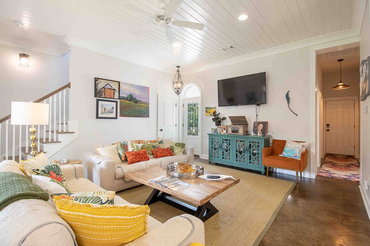 Dog friendly; 5 minute walk to Long Beach Harbor