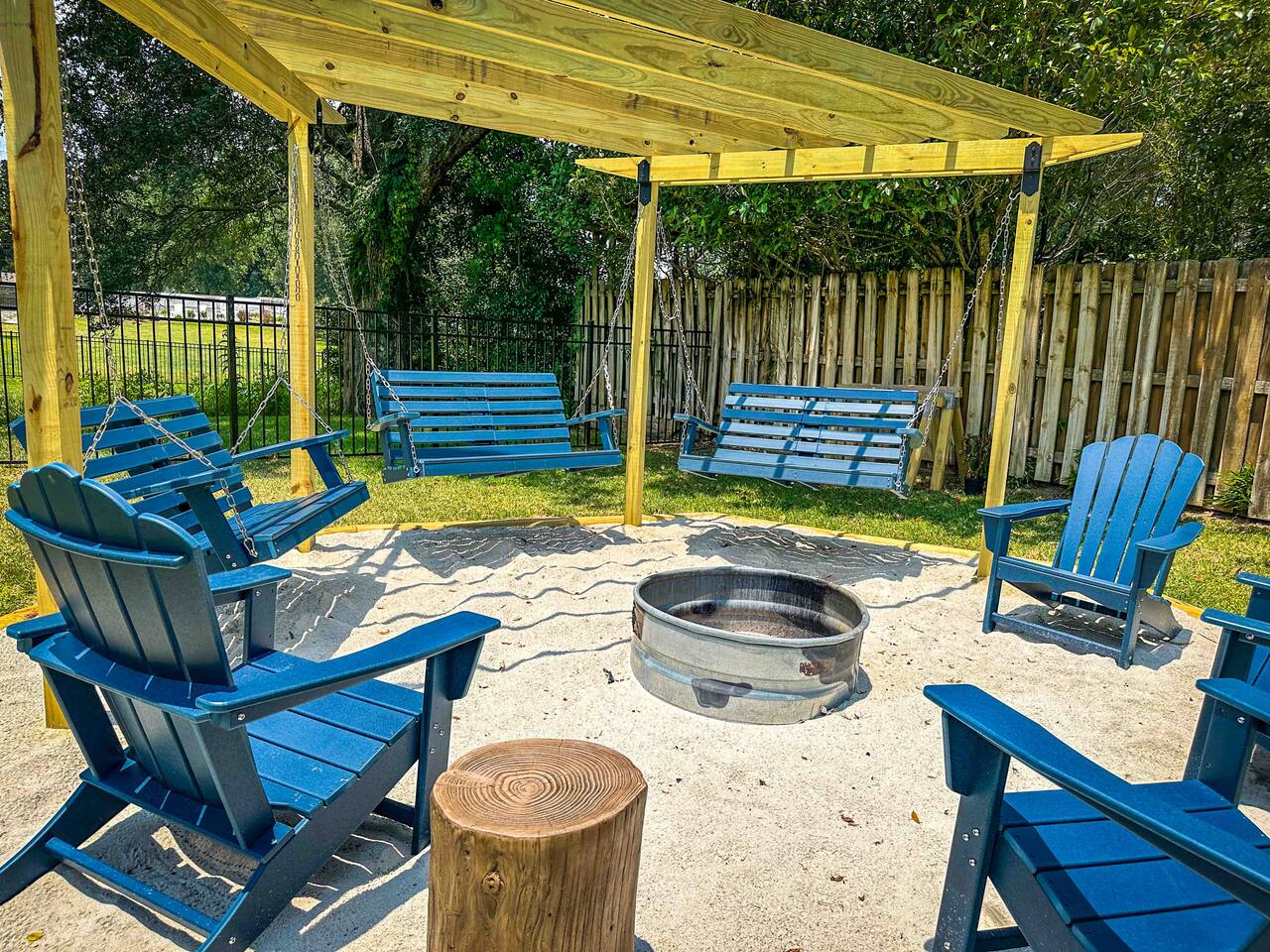 Dog friendly; 5 minute walk to Long Beach Harbor