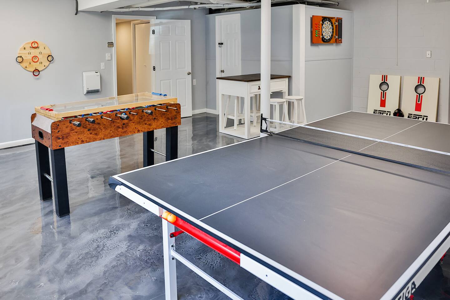 Gameroom Getaway! 4BR & 2 Kings!