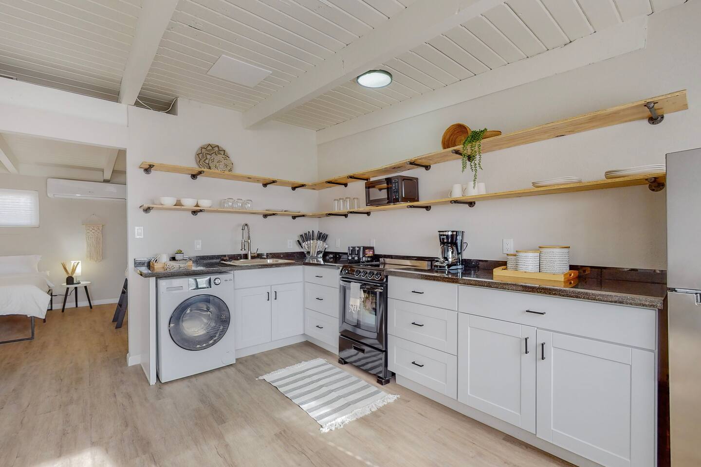 Remodeled Courtyard Apt w/King Bed, In-Unit W&D