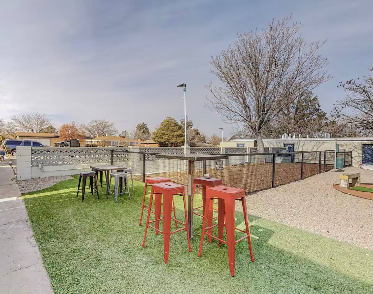 Remodeled Courtyard Apt w/King Bed, In-Unit W&D