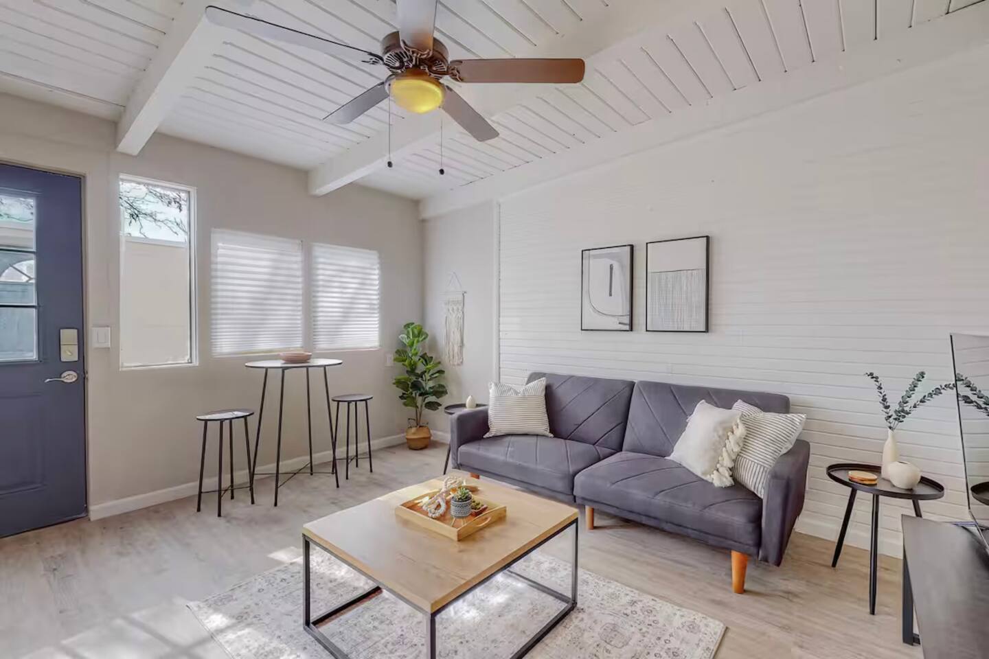 Remodeled Courtyard Apt w/King Bed, In-Unit W&D
