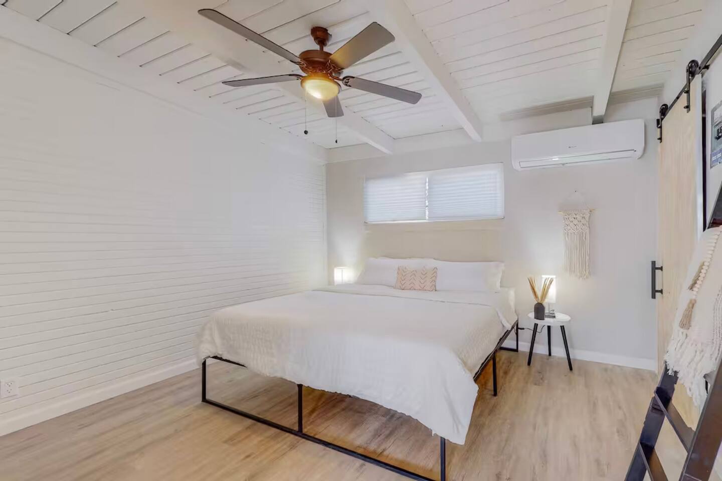 Remodeled Courtyard Apt w/King Bed, In-Unit W&D