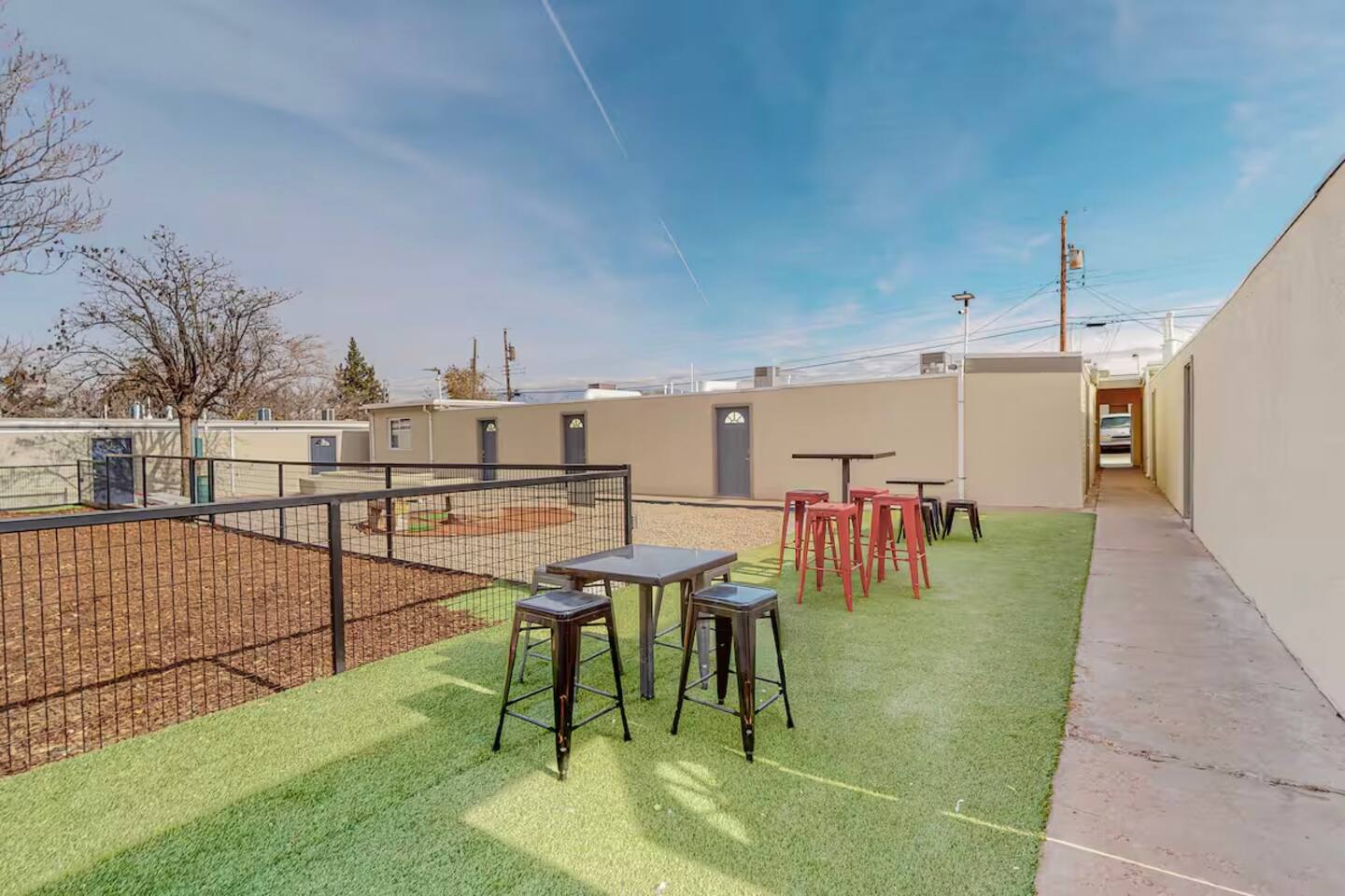 Remodeled Courtyard Apt w/King Bed, In-Unit W&D
