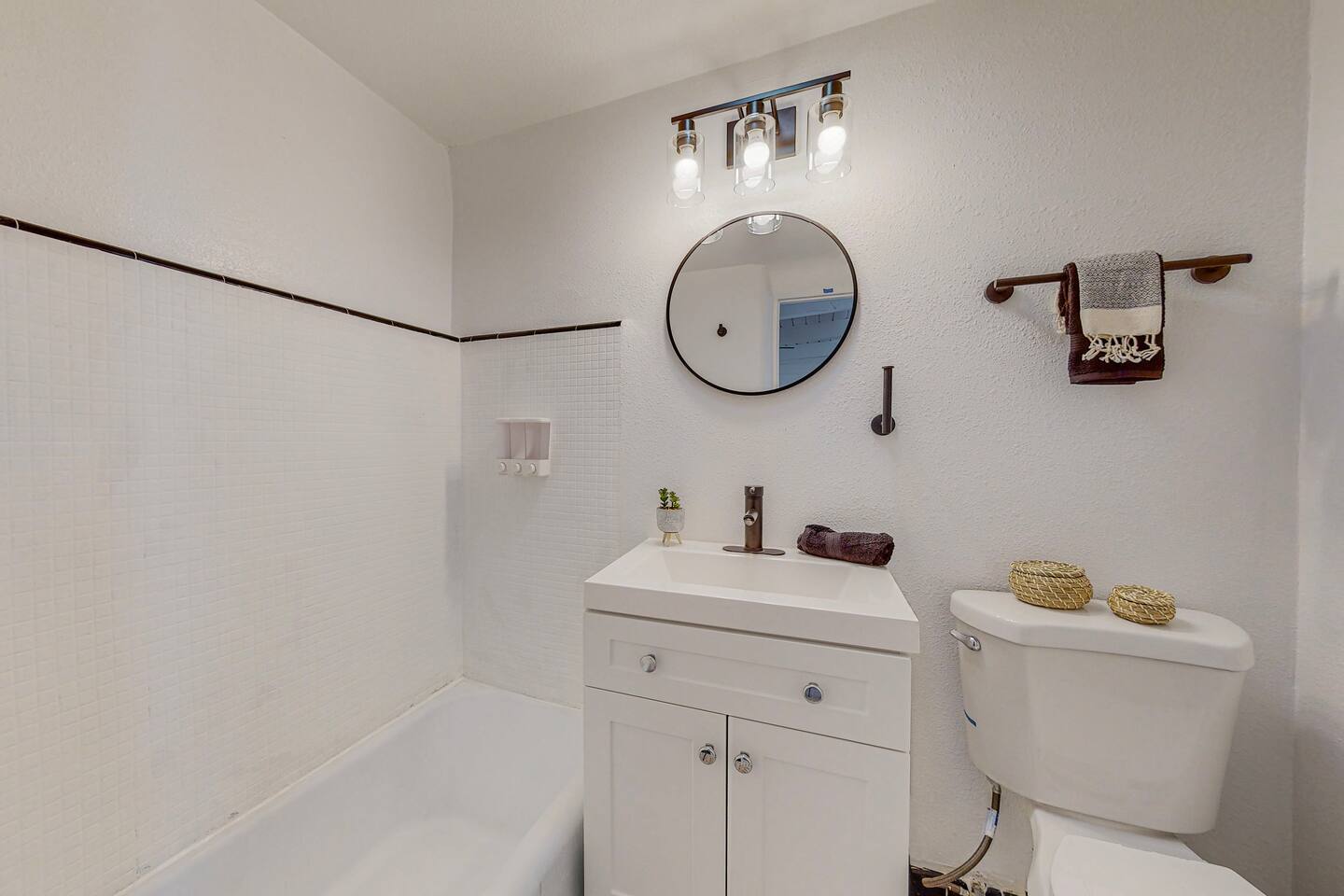 Remodeled Courtyard Apt w/King Bed, In-Unit W&D