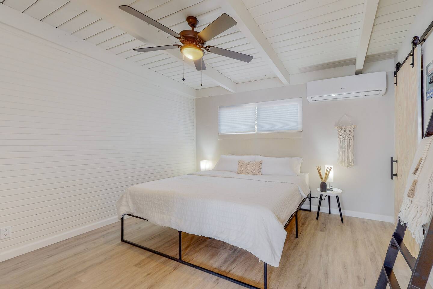 Remodeled Courtyard Apt w/King Bed, In-Unit W&D