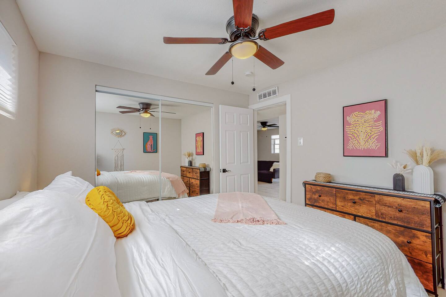⟫ Dog Run & Courtyard 2 Bedroom Apt w/King Bed W&D