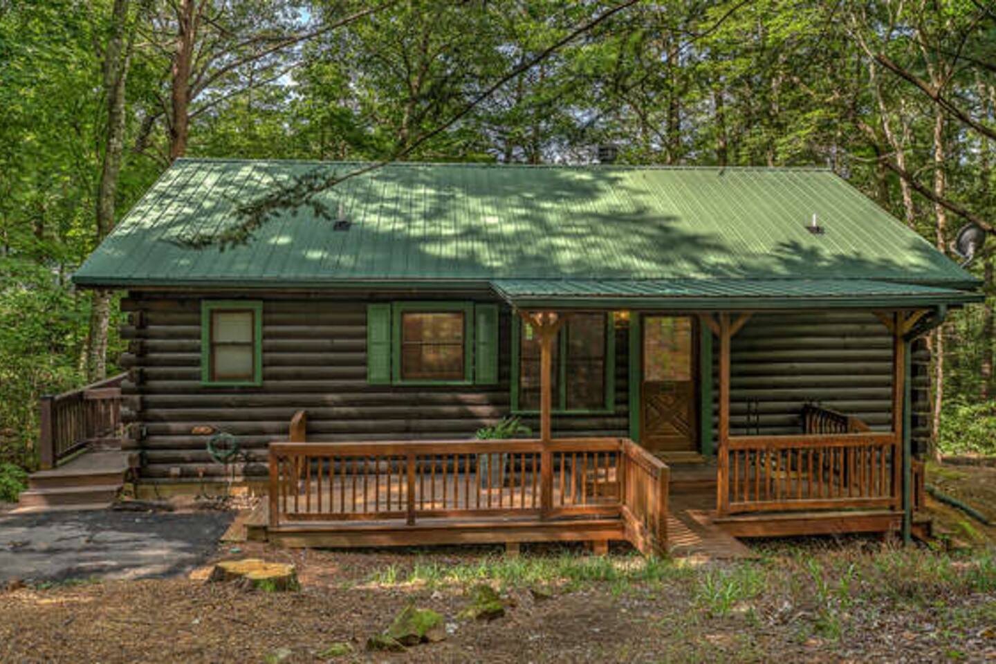 Sonlight Mountain Cabin - Hot Tub and Fireplace — Cherry Log — vacation rental