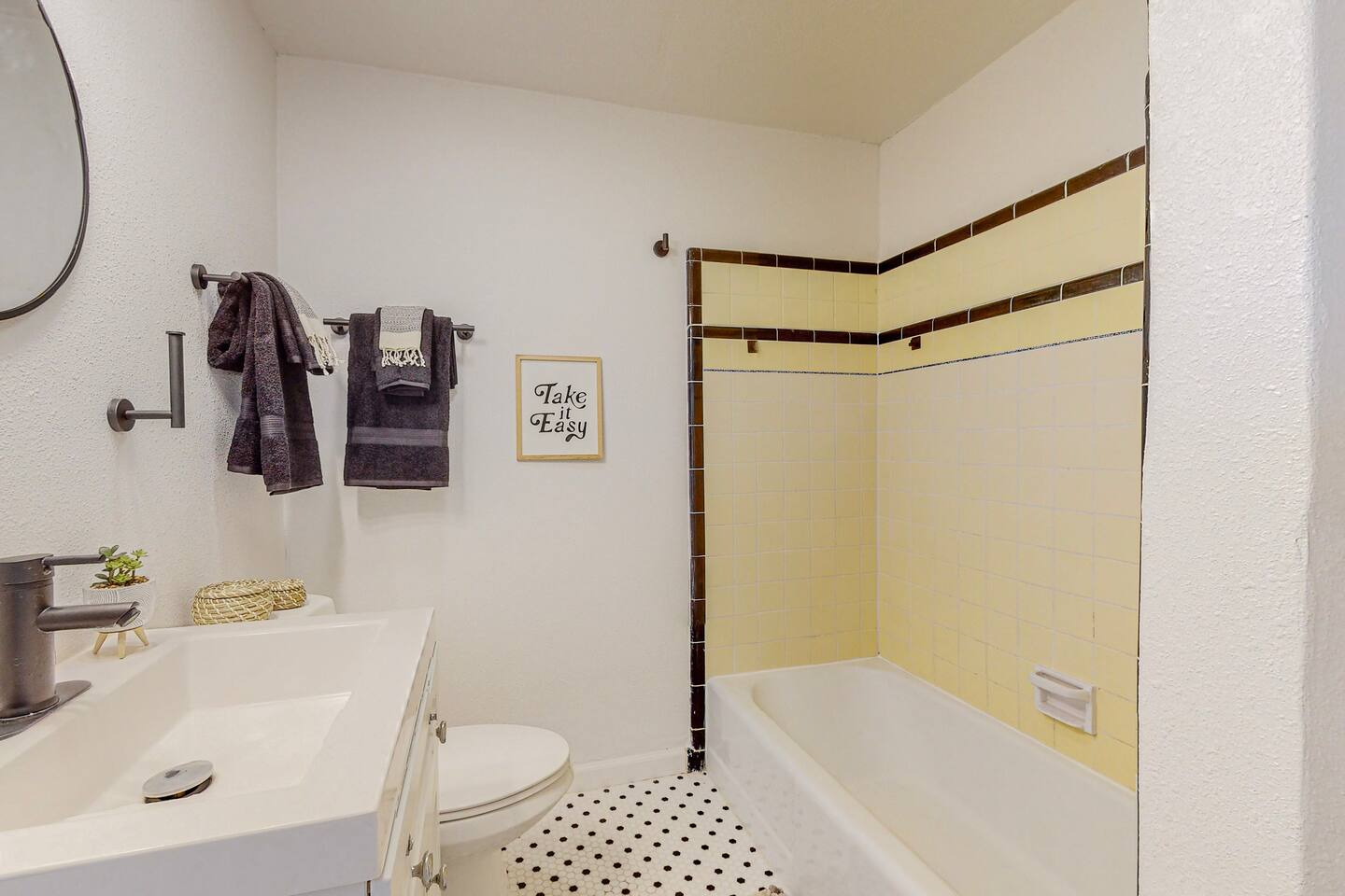 ⟫Dog Run & Courtyard 2 Bedroom Apt w/King Bed W&D