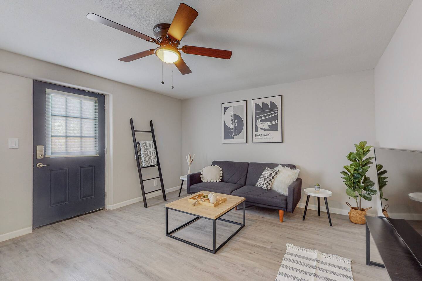 ⟫Dog Run & Courtyard 2 Bedroom Apt w/King Bed W&D — Albuquerque — vacation rental