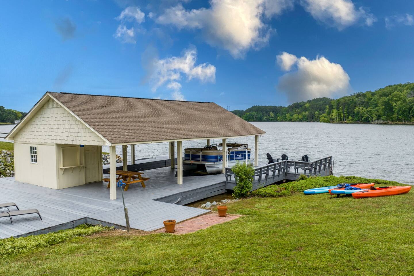 Lake-front| Views | Hot tub | Large Dock | Casino