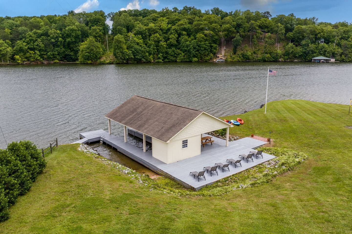 Lake-front| Views | Hot tub | Large Dock | Casino