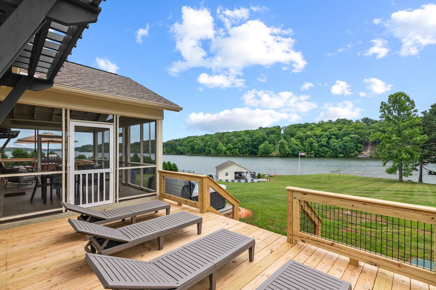 Lake-front| Views | Hot tub | Large Dock | Casino