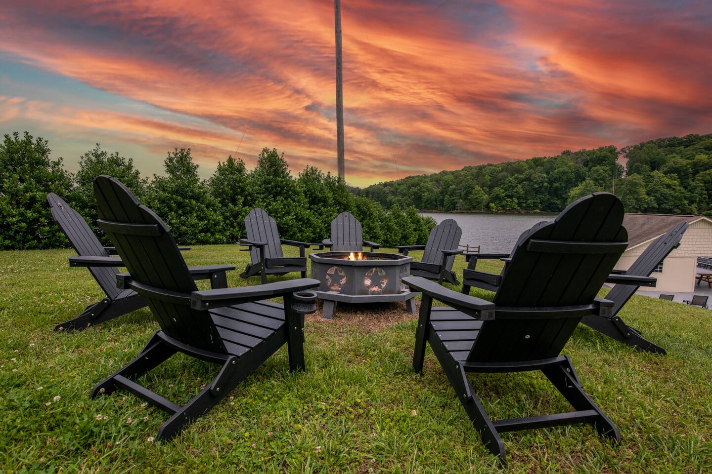 Lake-front| Views | Hot tub | Large Dock | Casino