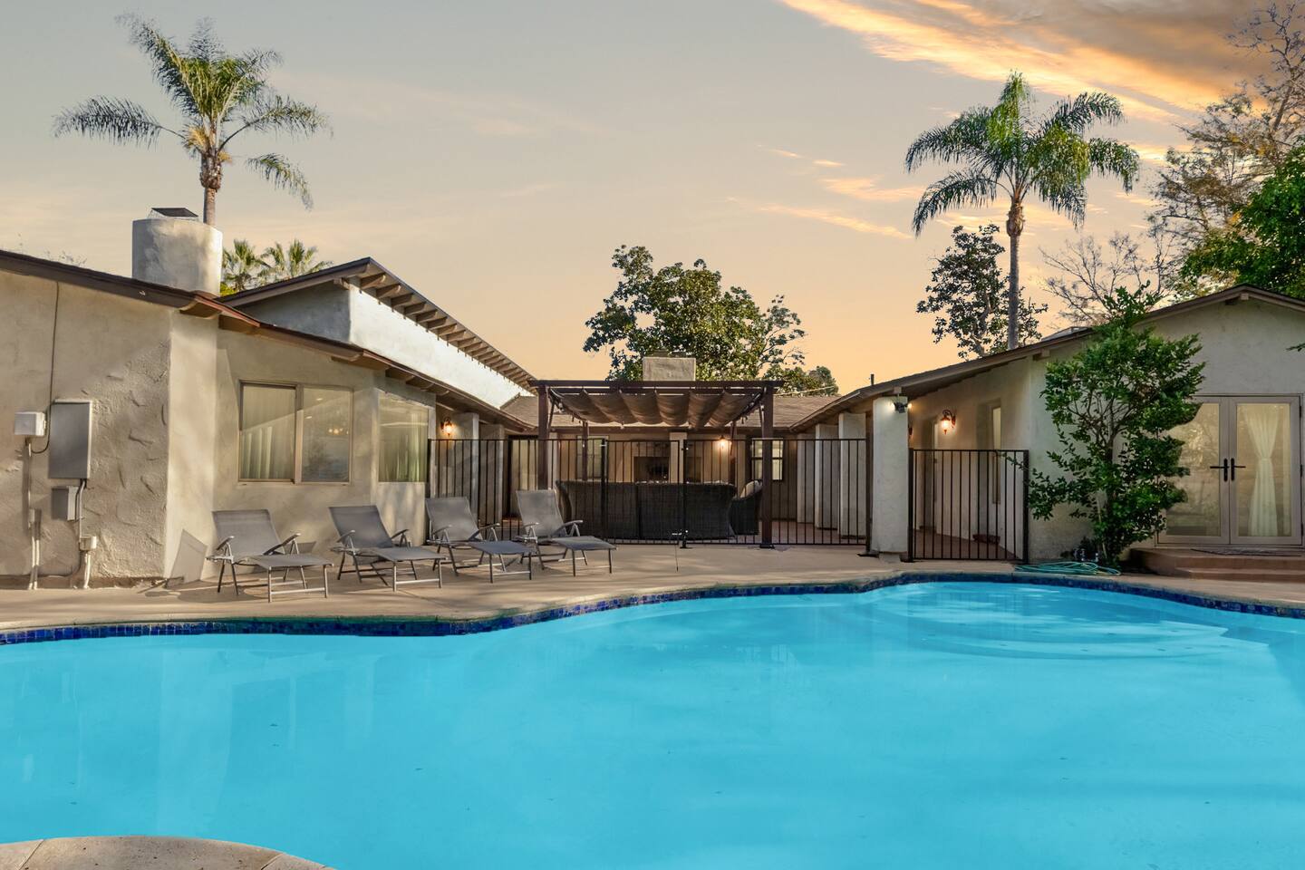 5 mins from Universal with Heated Pool, Spa, Golf & Pong — Los Angeles — vacation rental