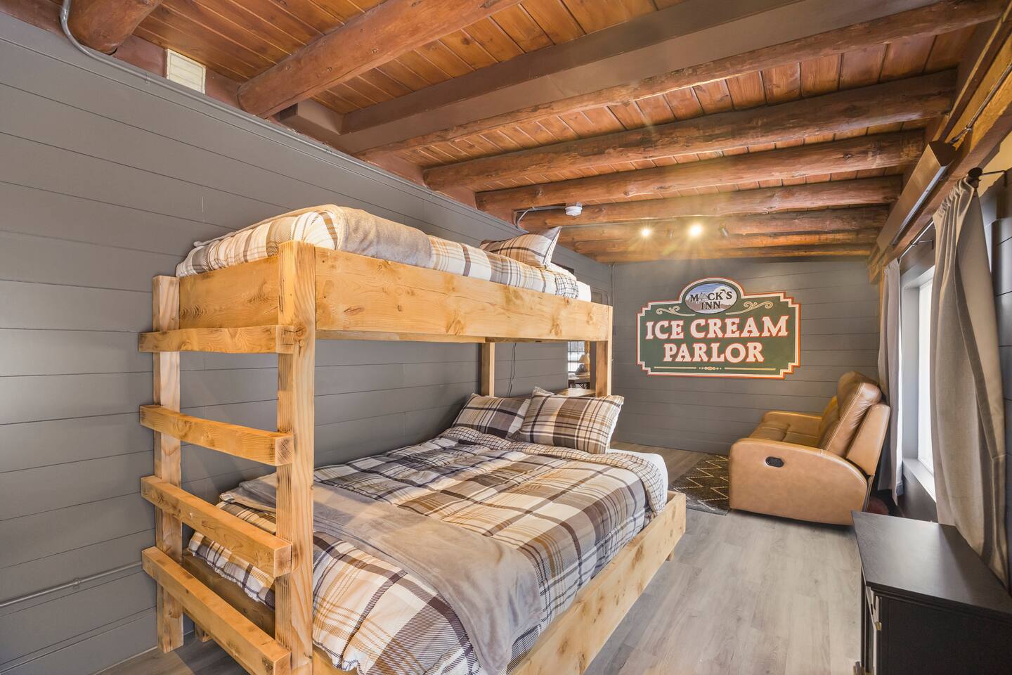 Historic Ice Cream Parlor : Hot Tub - Near River