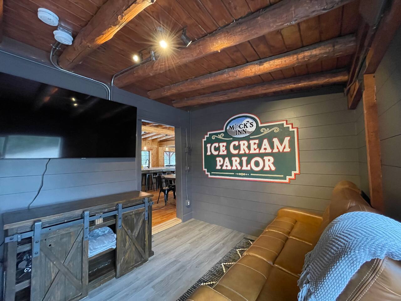 Historic Ice Cream Parlor : Hot Tub - Near River