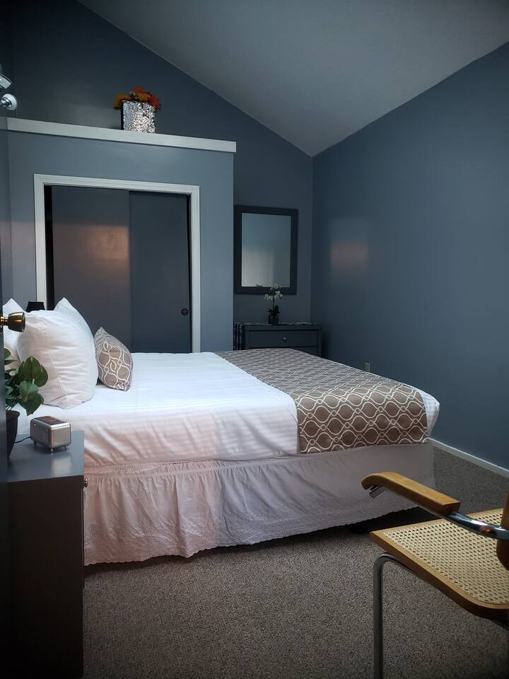 AttitashResort! 2-flr, 1-br, secure check-in