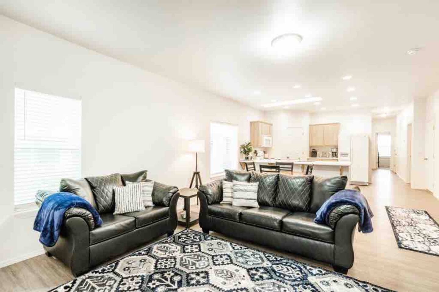 Spacious Cheerful Townhouse (No Pets Allowed)