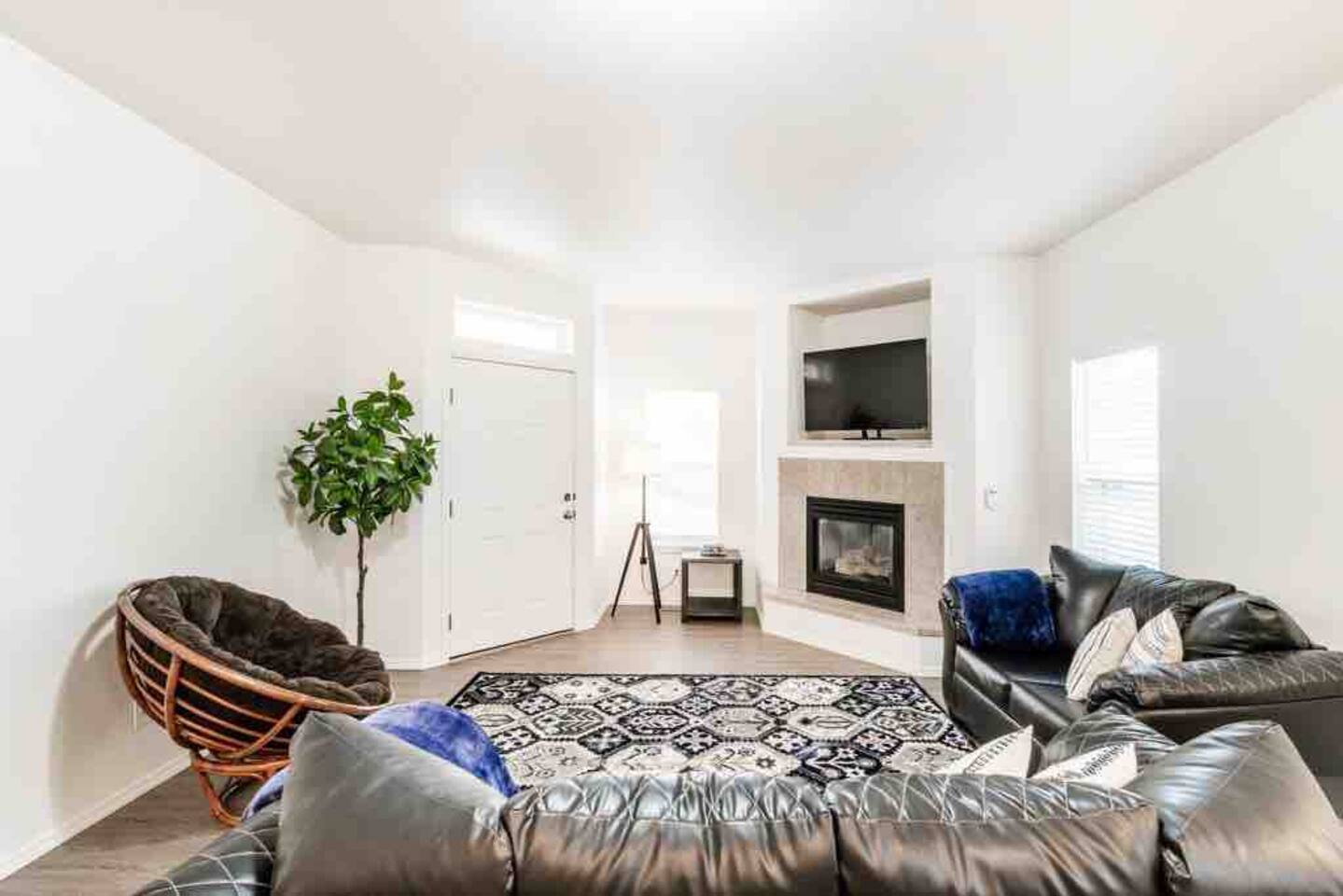 Spacious Cheerful Townhouse (No Pets Allowed)