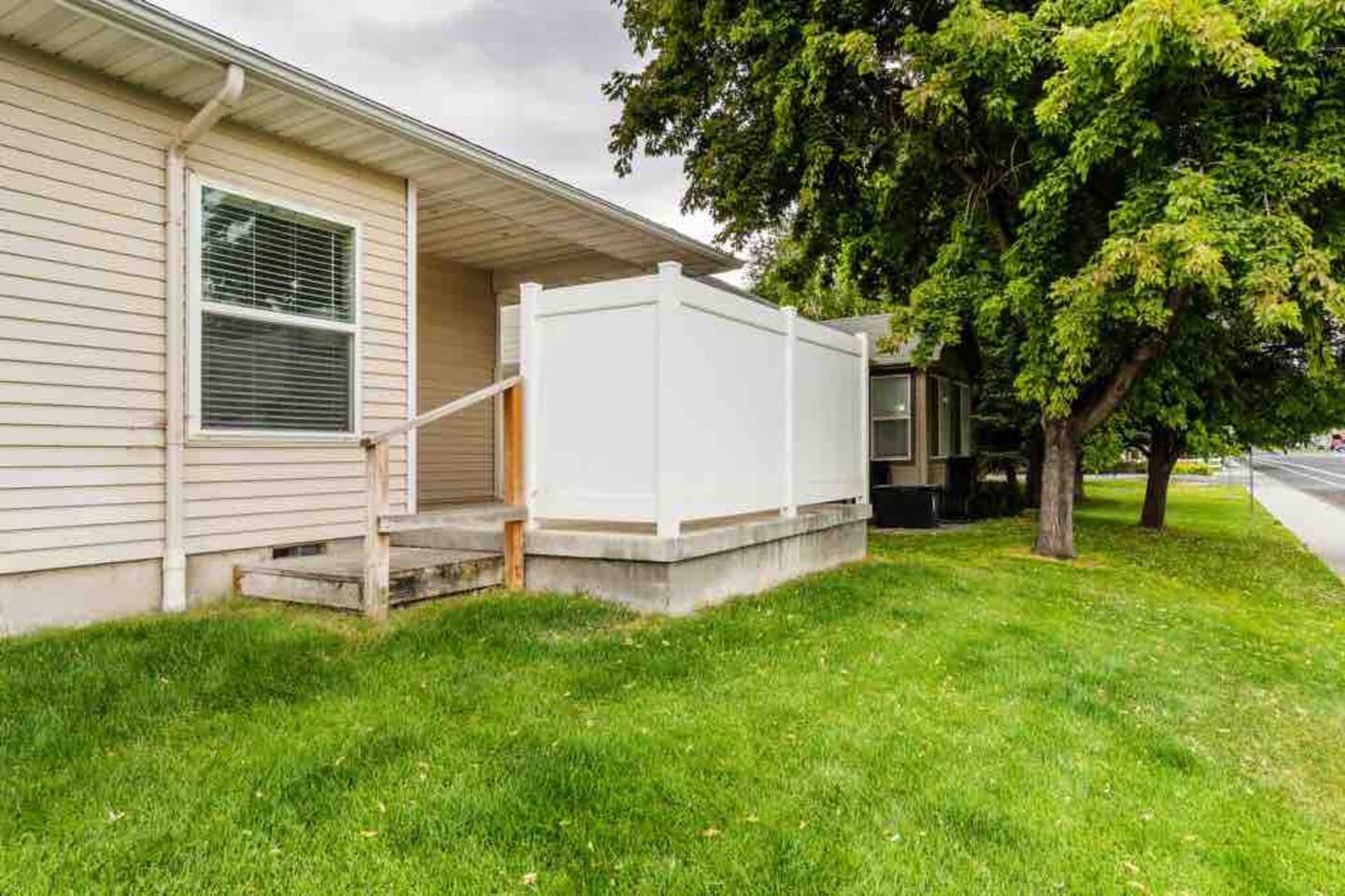Spacious Cheerful Townhouse (No Pets Allowed)