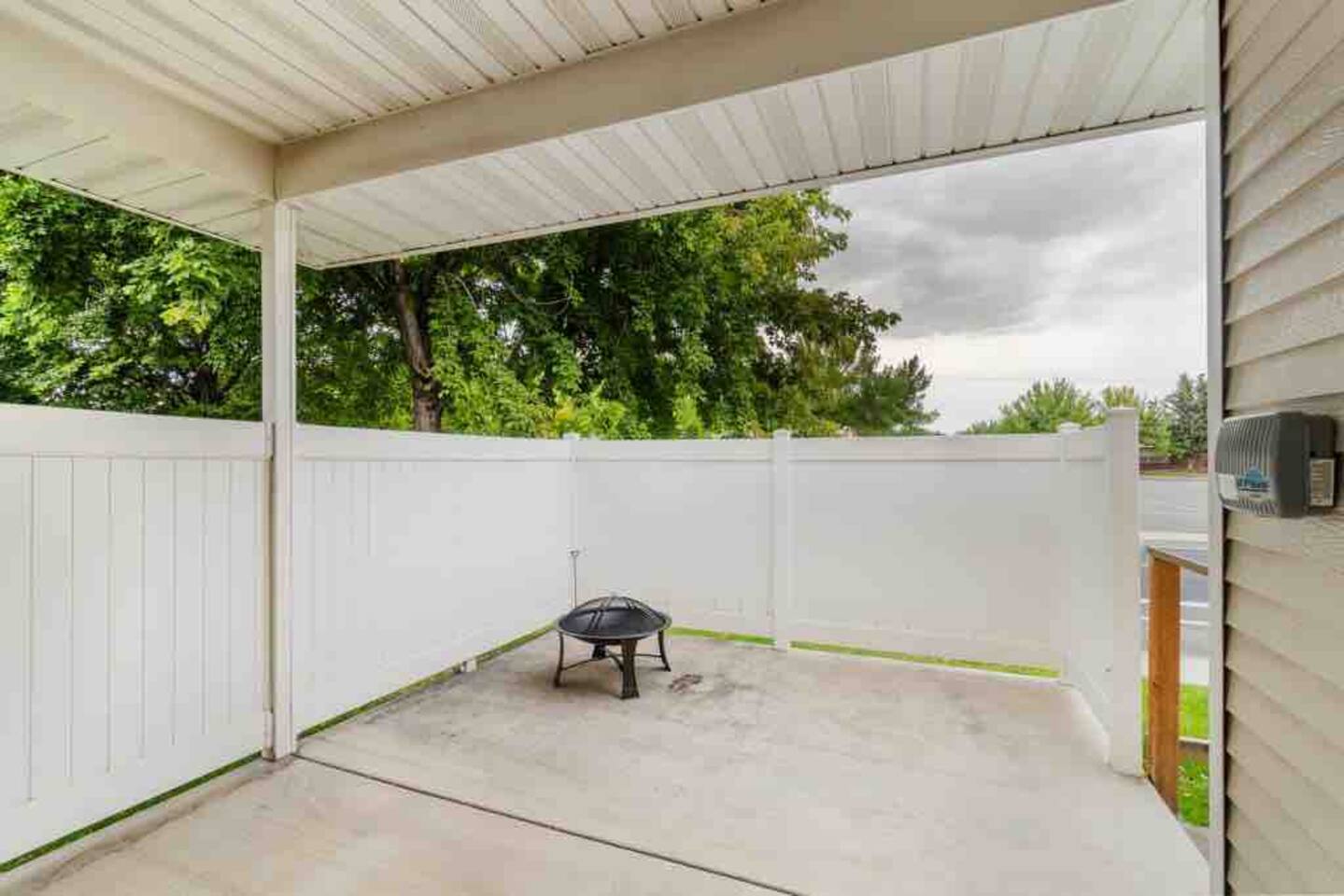 Spacious Cheerful Townhouse (No Pets Allowed)