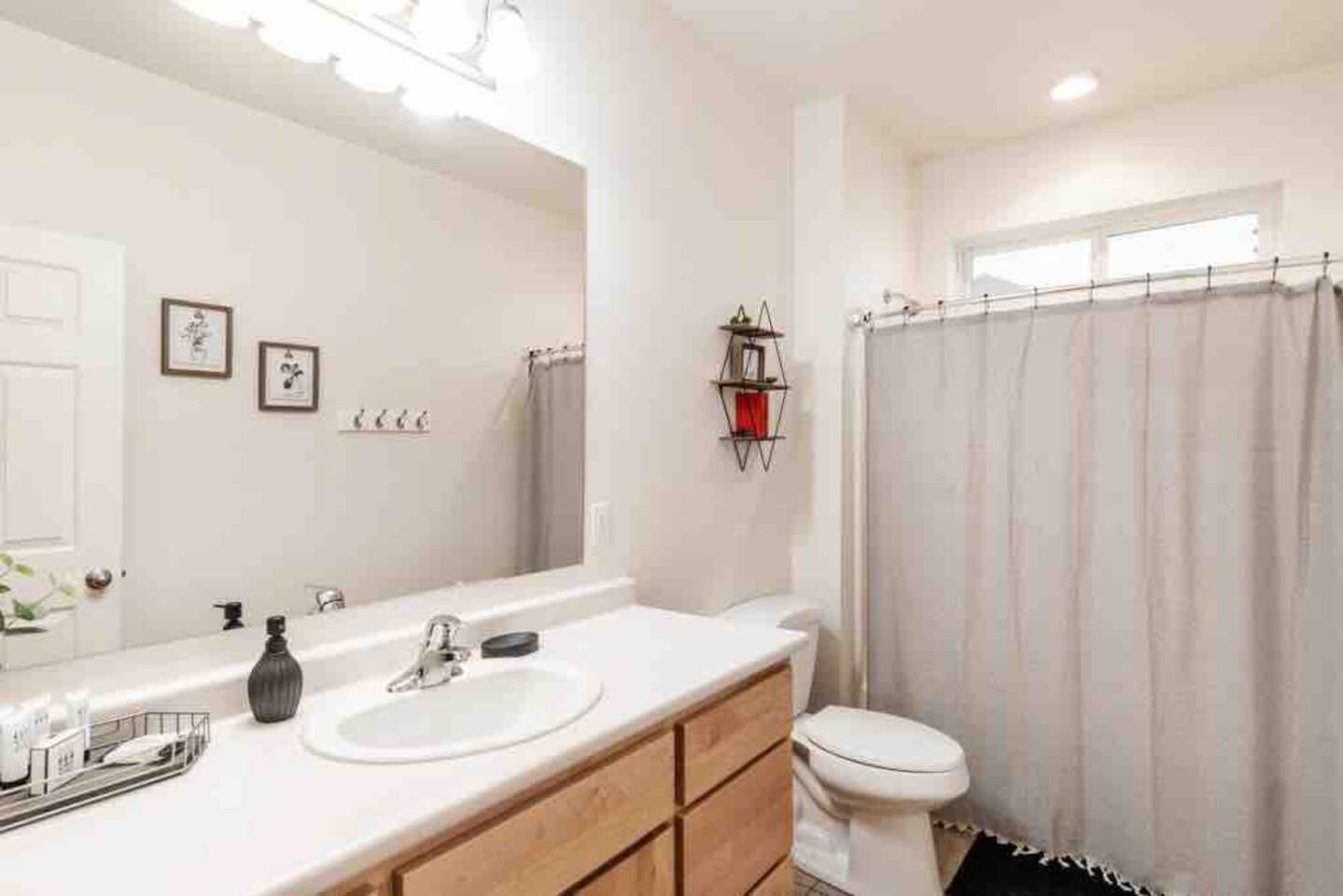 Spacious Cheerful Townhouse (No Pets Allowed)