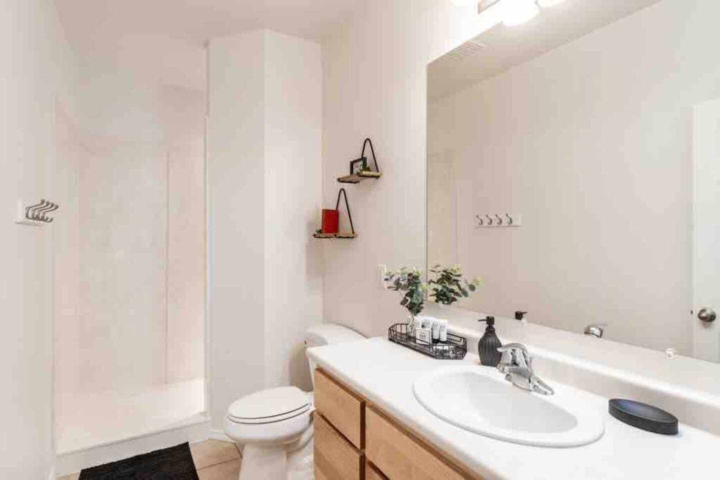 Spacious Cheerful Townhouse (No Pets Allowed)