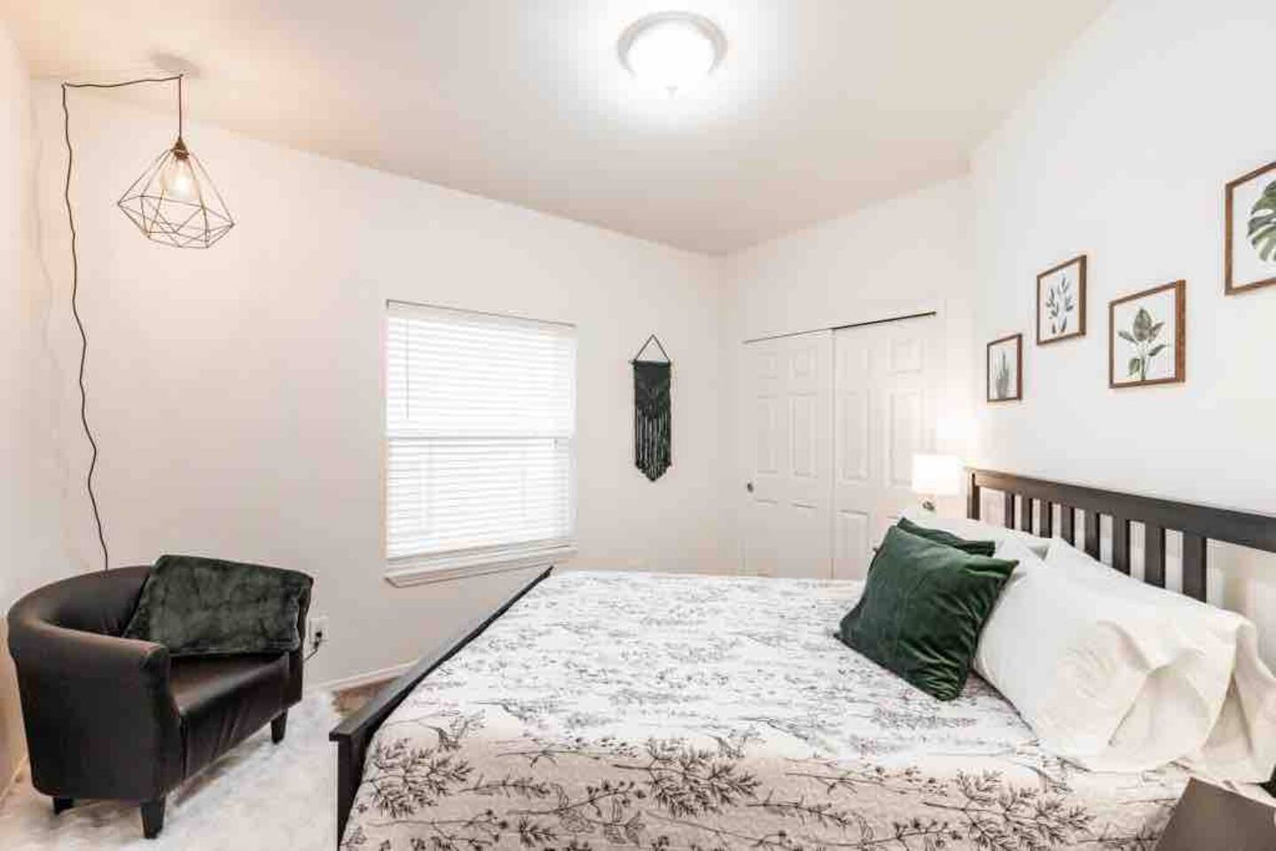 Spacious Cheerful Townhouse (No Pets Allowed)