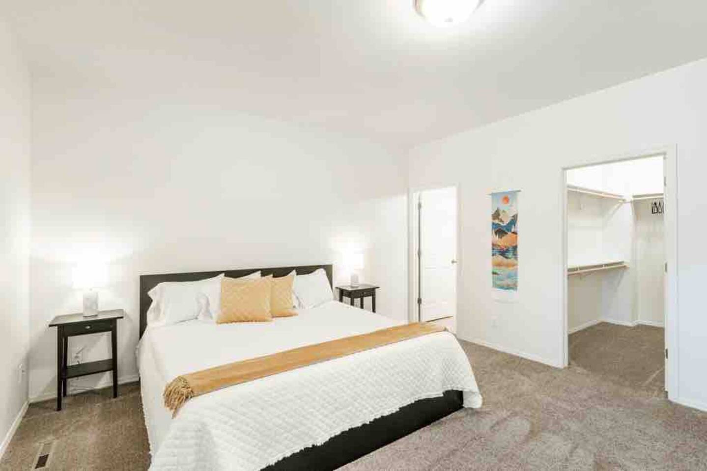 Spacious Cheerful Townhouse (No Pets Allowed)