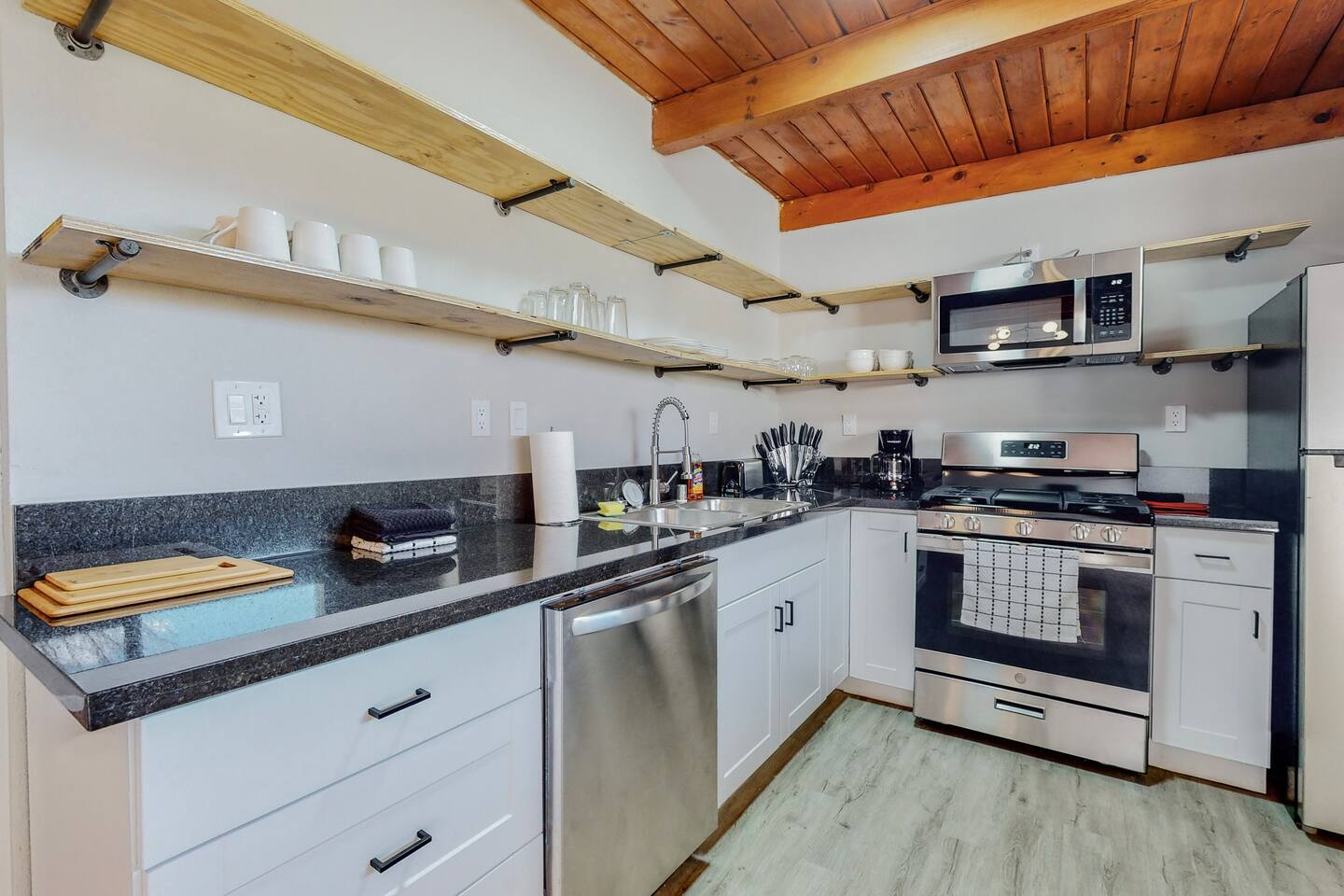 ⟫ Dog Run & Courtyard 2 Bedroom Apt w/King Bed W&D