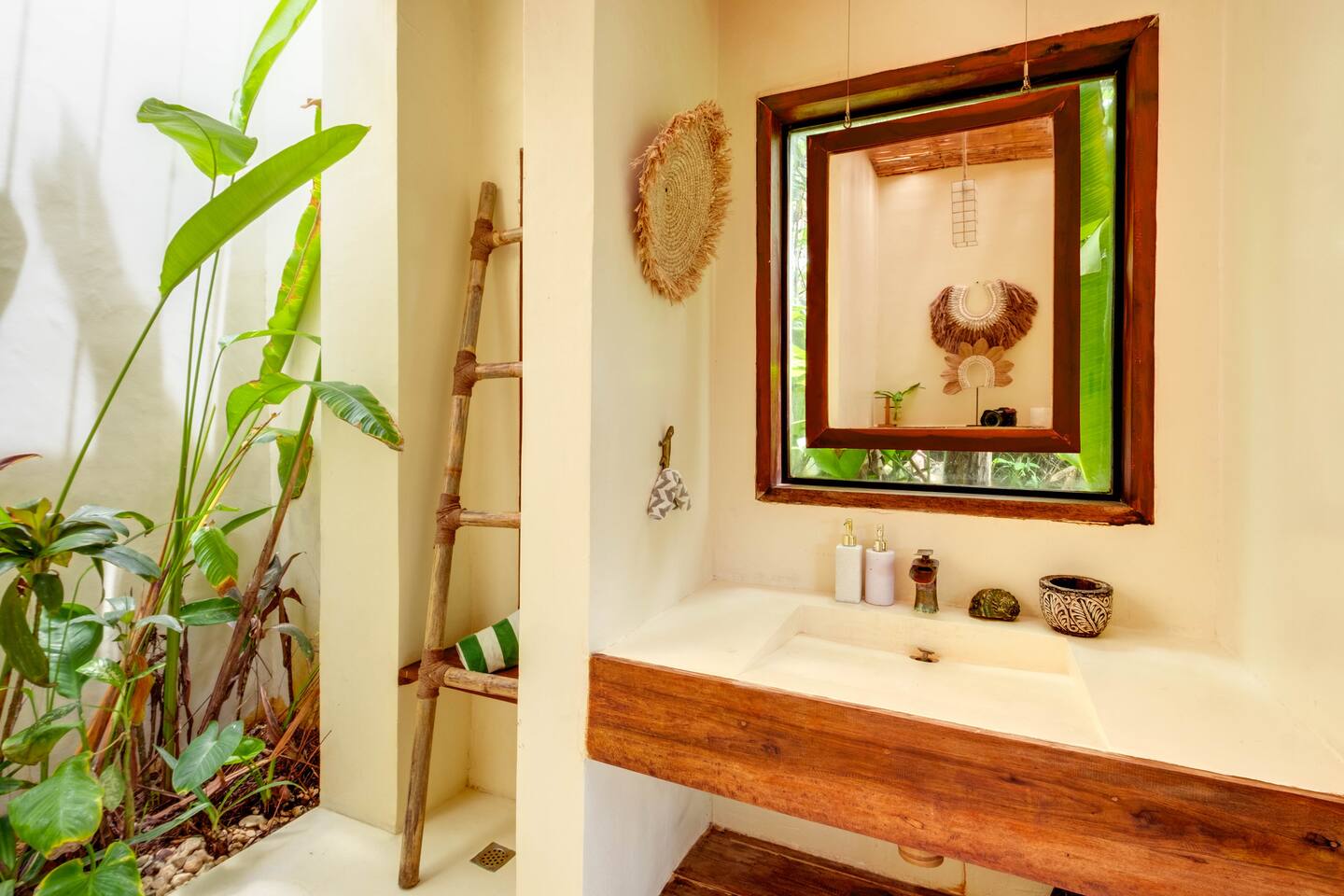 The River Hideaway - Bathtub & Rooftop