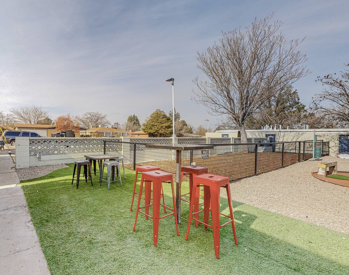 ⟫ Dog Run & Courtyard 2 Bedroom Apt w/King Bed W&D